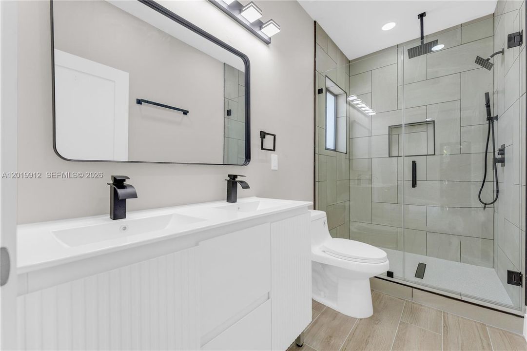 For Sale: $699,999 (4 beds, 2 baths, 1925 Square Feet)
