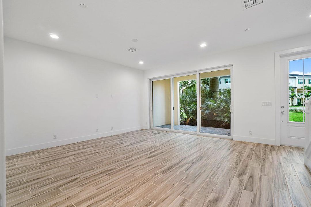 Entry Office/Den