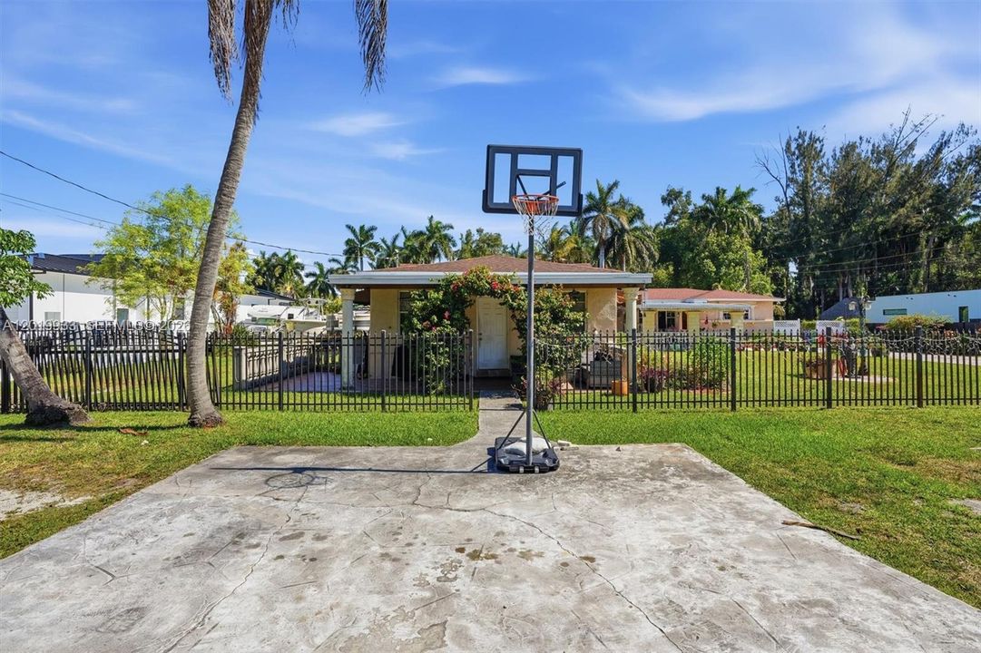 For Sale: $1,367,000 (7 beds, 5 baths, 3684 Square Feet)
