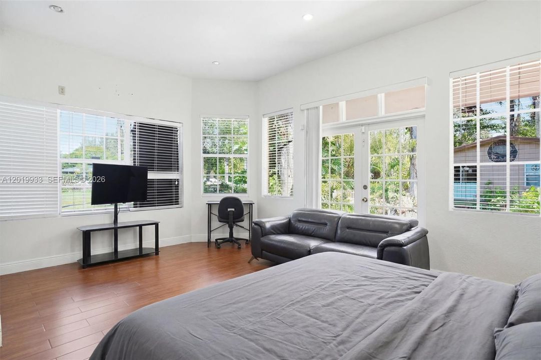 For Sale: $1,367,000 (7 beds, 5 baths, 3684 Square Feet)