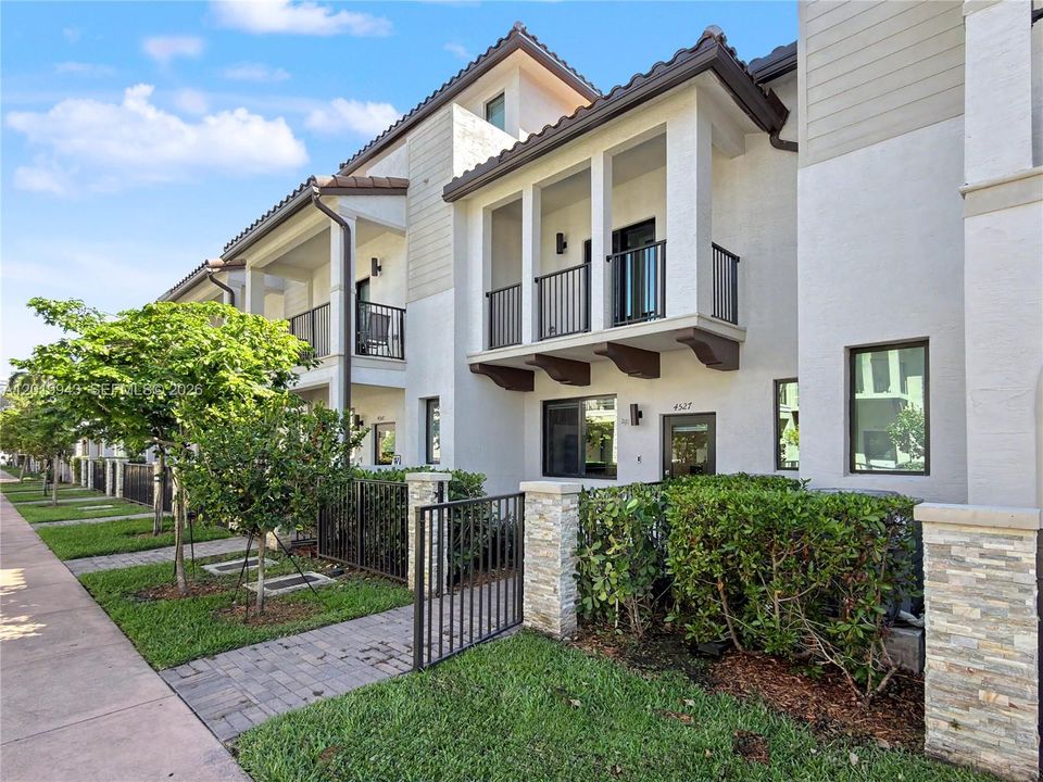 Active With Contract: $4,100 (3 beds, 2 baths, 1424 Square Feet)