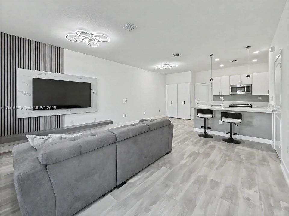Active With Contract: $4,100 (3 beds, 2 baths, 1424 Square Feet)
