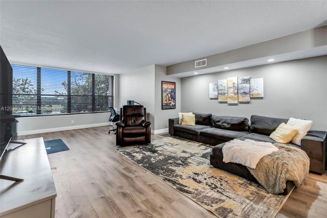 For Sale: $249,000 (2 beds, 2 baths, 1300 Square Feet)