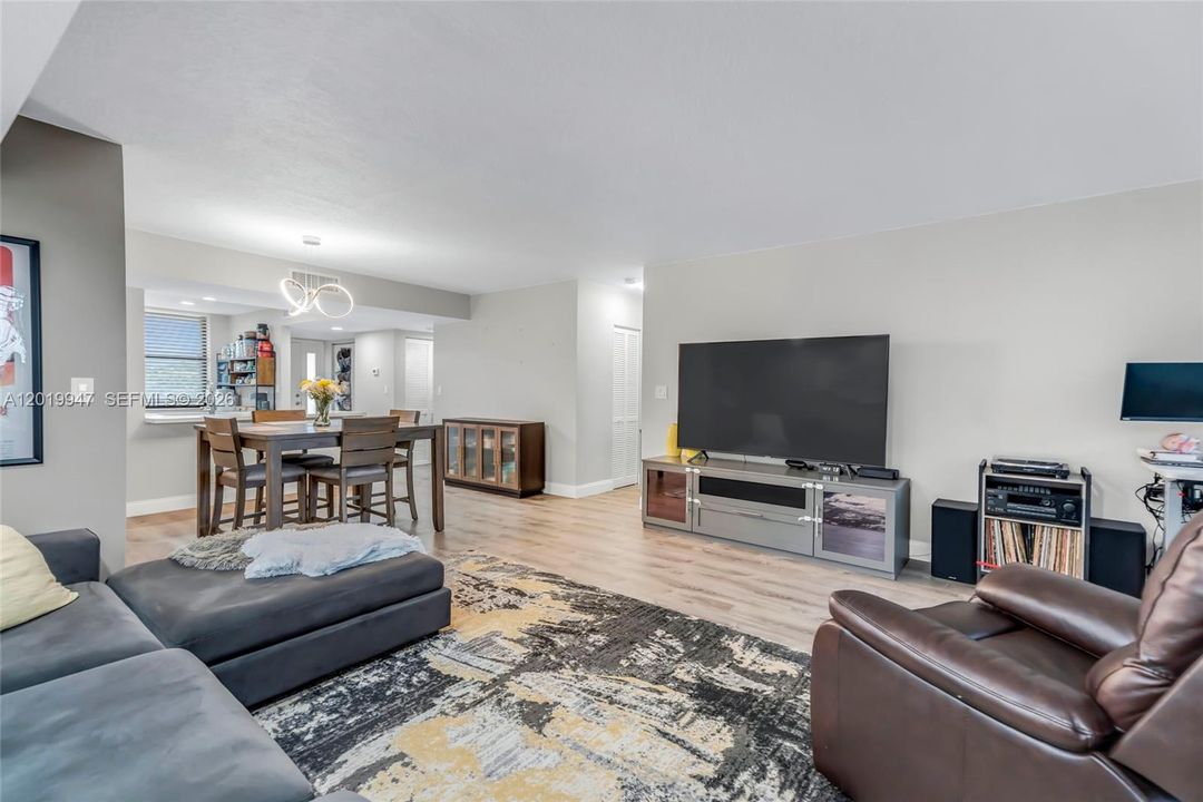 For Sale: $249,000 (2 beds, 2 baths, 1300 Square Feet)