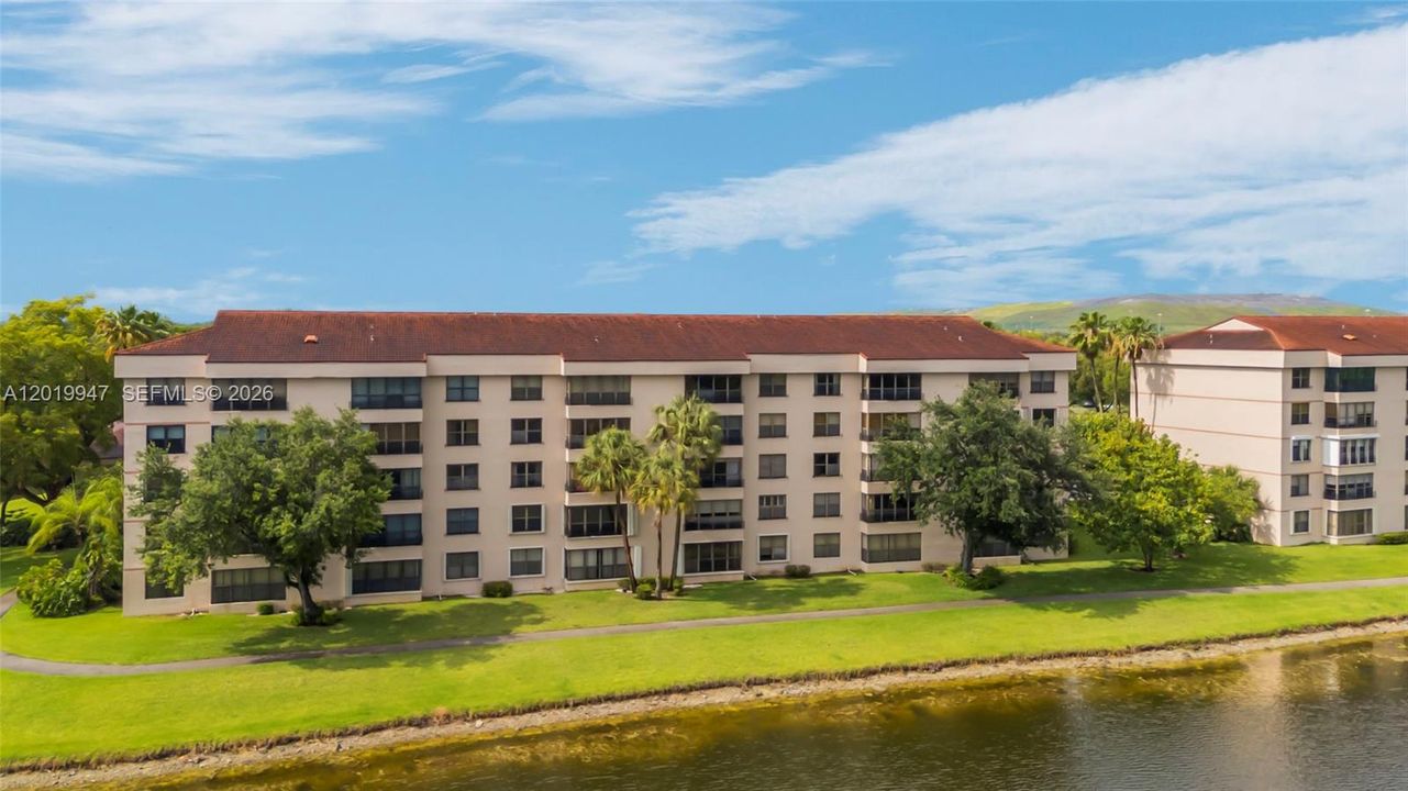 For Sale: $249,000 (2 beds, 2 baths, 1300 Square Feet)