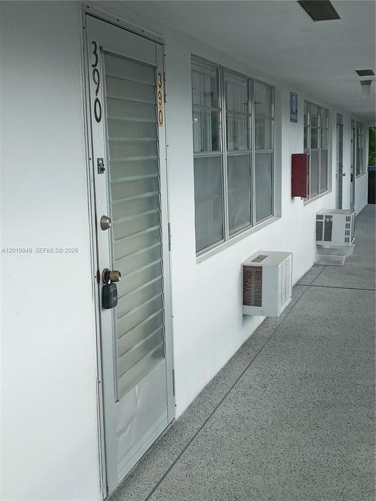 For Sale: $69,800 (1 beds, 1 baths, 702 Square Feet)