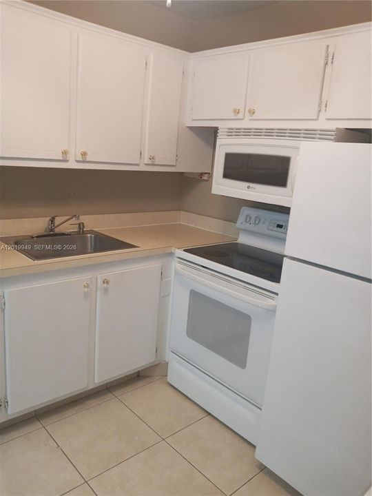 For Sale: $69,800 (1 beds, 1 baths, 702 Square Feet)