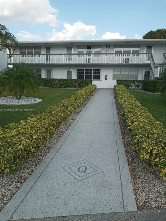 For Sale: $69,800 (1 beds, 1 baths, 702 Square Feet)