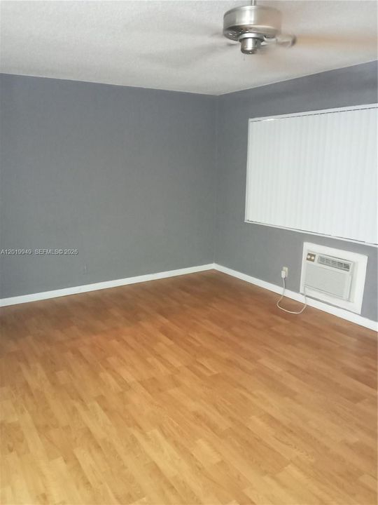 For Sale: $69,800 (1 beds, 1 baths, 702 Square Feet)