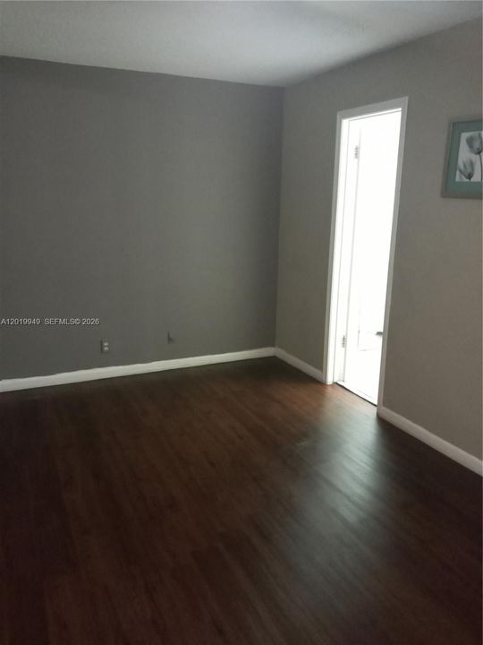 For Sale: $69,800 (1 beds, 1 baths, 702 Square Feet)