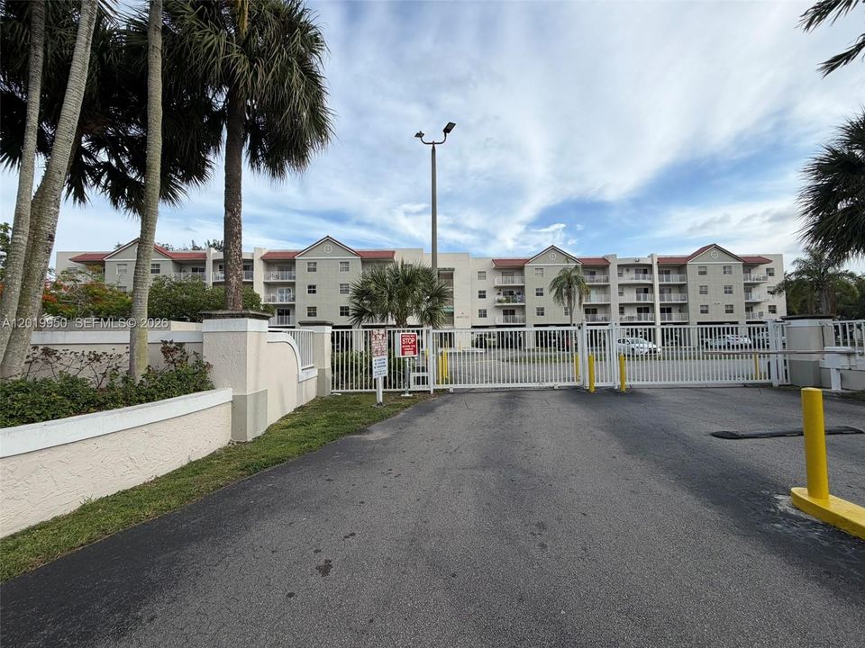Active With Contract: $1,700 (1 beds, 1 baths, 760 Square Feet)