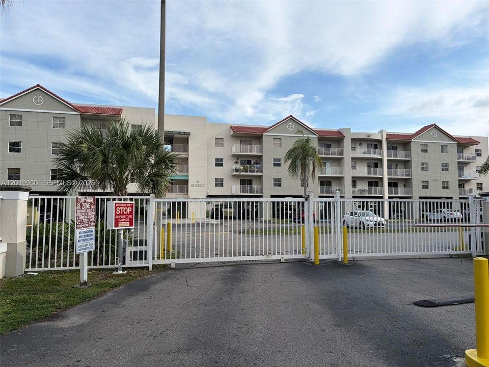 Active With Contract: $1,700 (1 beds, 1 baths, 760 Square Feet)