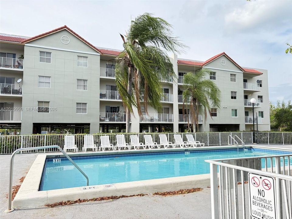 Active With Contract: $1,700 (1 beds, 1 baths, 760 Square Feet)