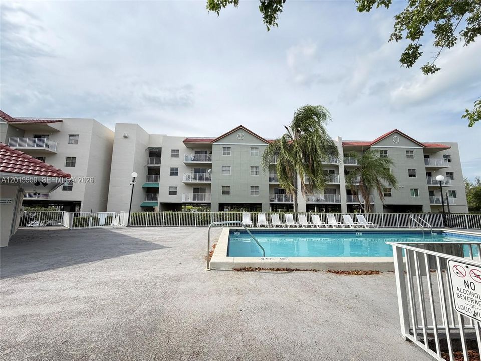 Active With Contract: $1,700 (1 beds, 1 baths, 760 Square Feet)