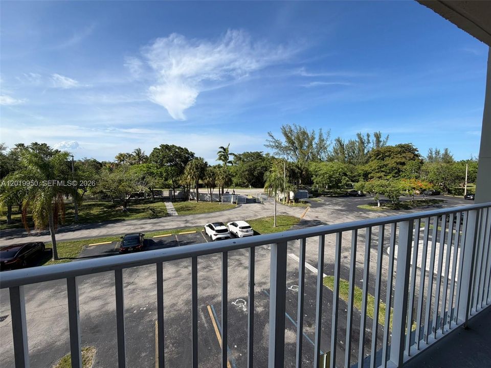 Active With Contract: $1,700 (1 beds, 1 baths, 760 Square Feet)