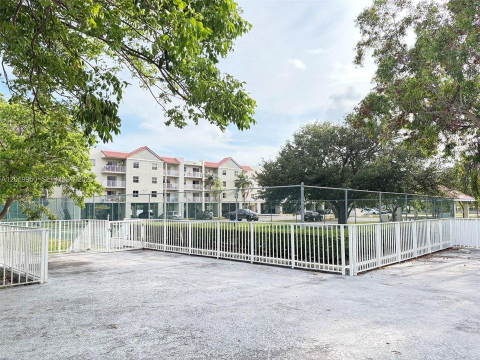Active With Contract: $1,700 (1 beds, 1 baths, 760 Square Feet)