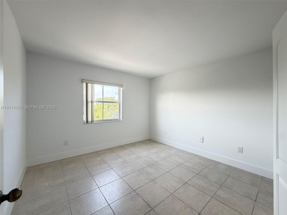 Active With Contract: $1,700 (1 beds, 1 baths, 760 Square Feet)