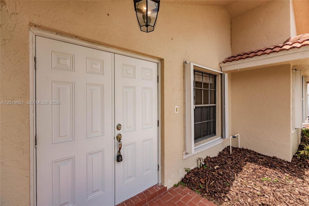 Active With Contract: $529,900 (2 beds, 2 baths, 1357 Square Feet)