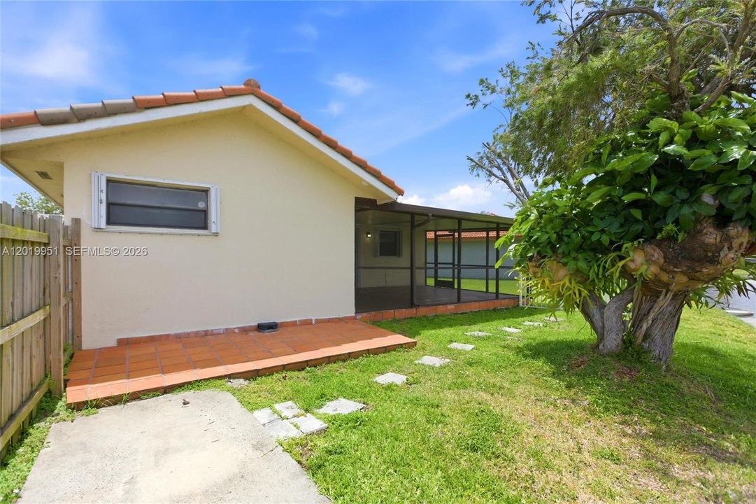 Active With Contract: $529,900 (2 beds, 2 baths, 1357 Square Feet)