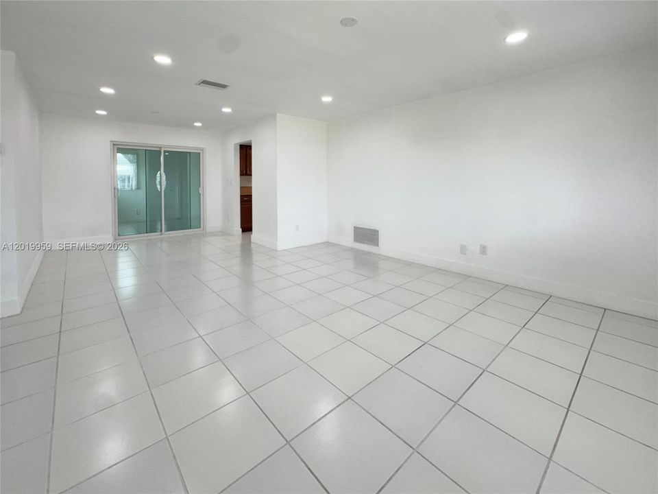 В аренду: $2,250 (2 спален, 2 ванн, 1331 Квадратных фут)