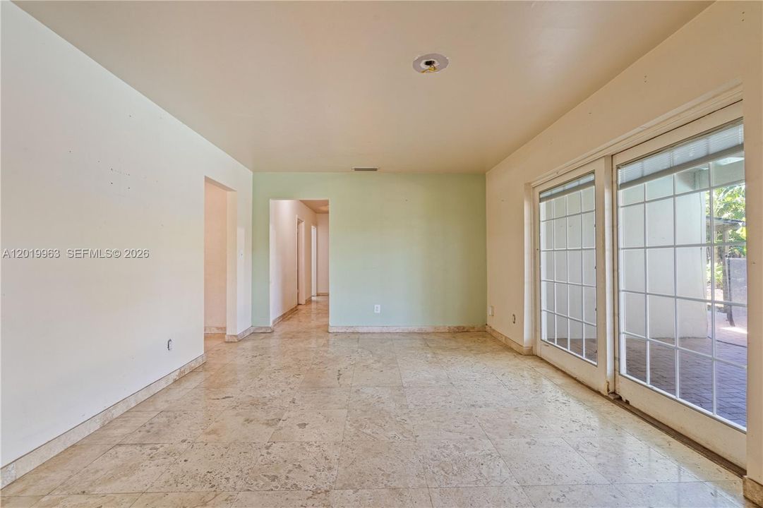 Activo con contrato: $946,000 (3 camas, 2 baños, 1860 Pies cuadrados)