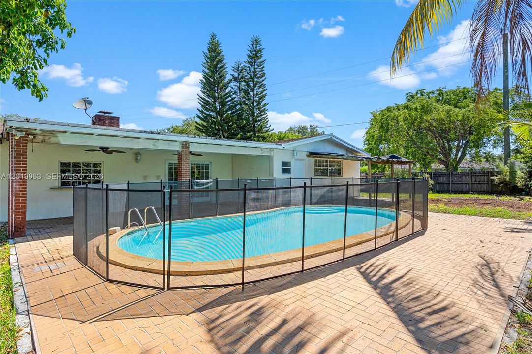 Activo con contrato: $946,000 (3 camas, 2 baños, 1860 Pies cuadrados)