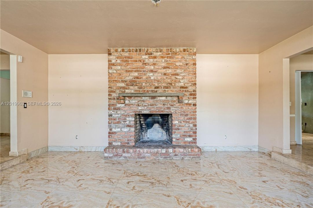 Activo con contrato: $946,000 (3 camas, 2 baños, 1860 Pies cuadrados)