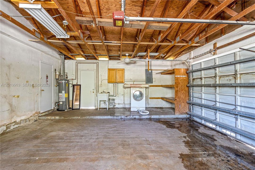 Activo con contrato: $946,000 (3 camas, 2 baños, 1860 Pies cuadrados)