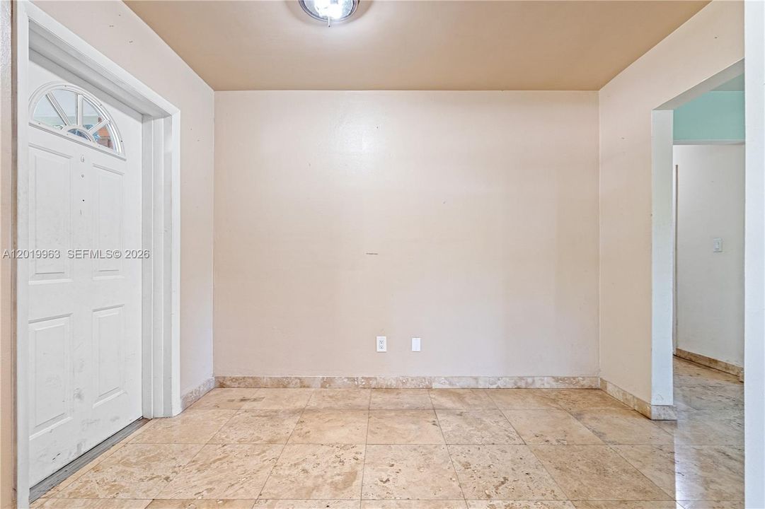 Activo con contrato: $946,000 (3 camas, 2 baños, 1860 Pies cuadrados)