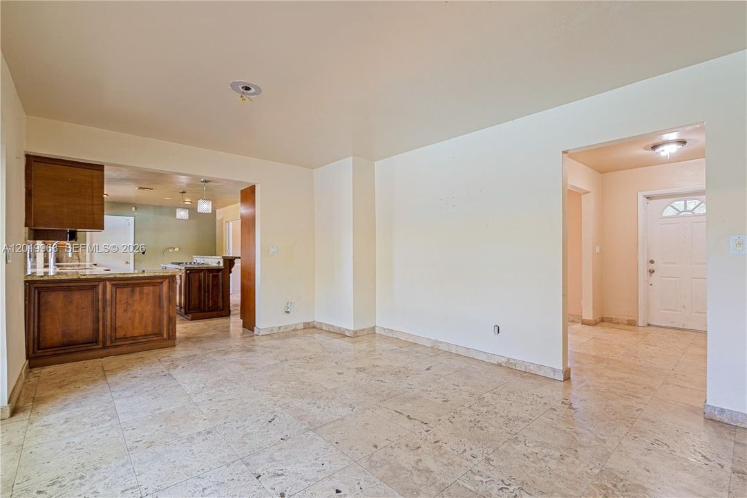 Activo con contrato: $946,000 (3 camas, 2 baños, 1860 Pies cuadrados)