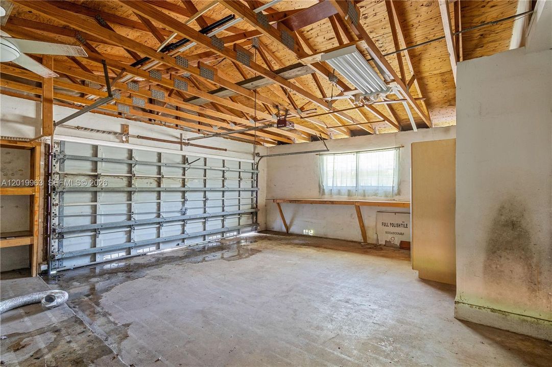 Activo con contrato: $946,000 (3 camas, 2 baños, 1860 Pies cuadrados)