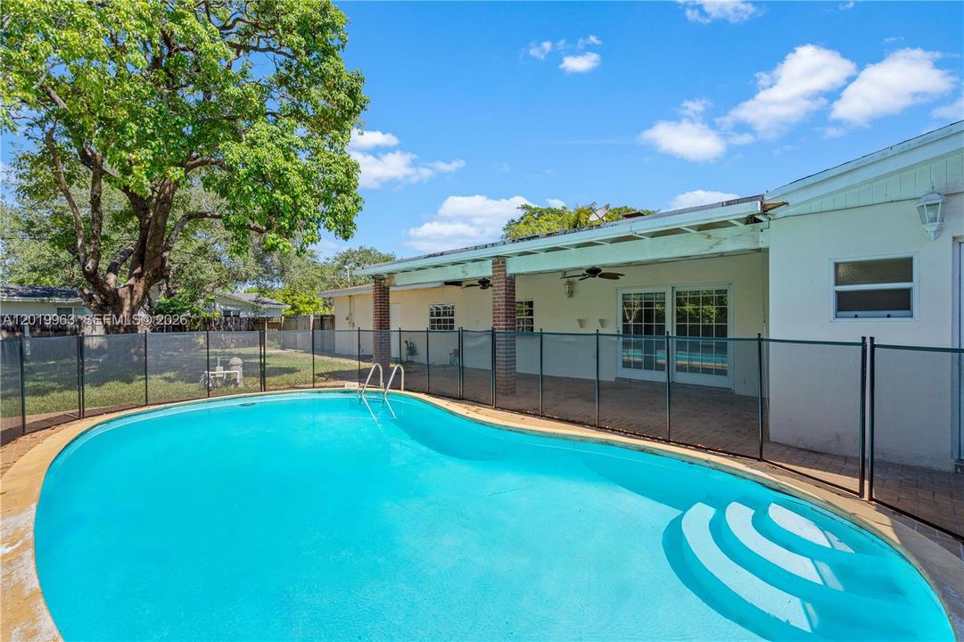 Activo con contrato: $946,000 (3 camas, 2 baños, 1860 Pies cuadrados)