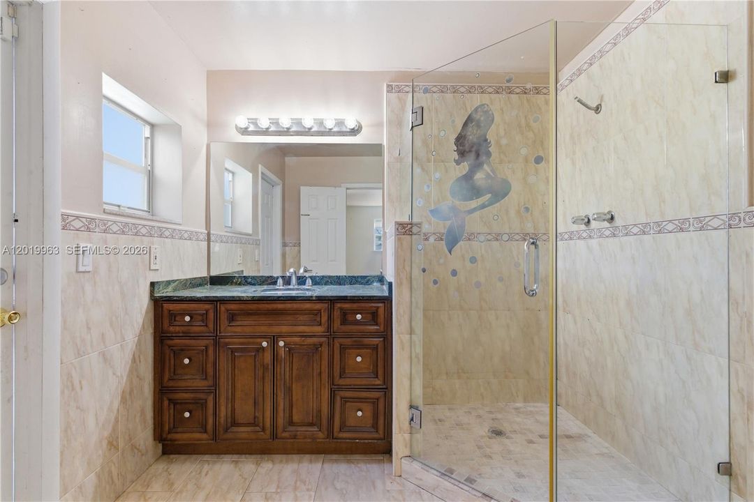 Activo con contrato: $946,000 (3 camas, 2 baños, 1860 Pies cuadrados)