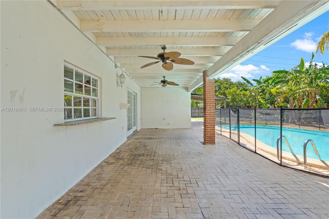 Activo con contrato: $946,000 (3 camas, 2 baños, 1860 Pies cuadrados)
