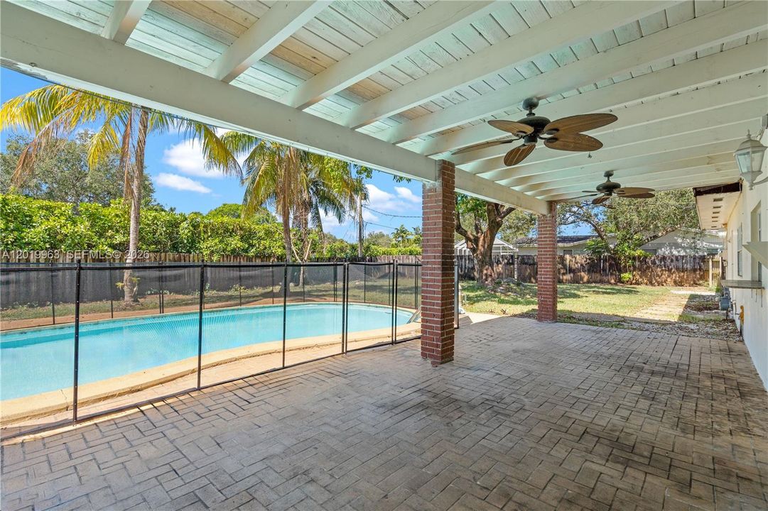 Activo con contrato: $946,000 (3 camas, 2 baños, 1860 Pies cuadrados)