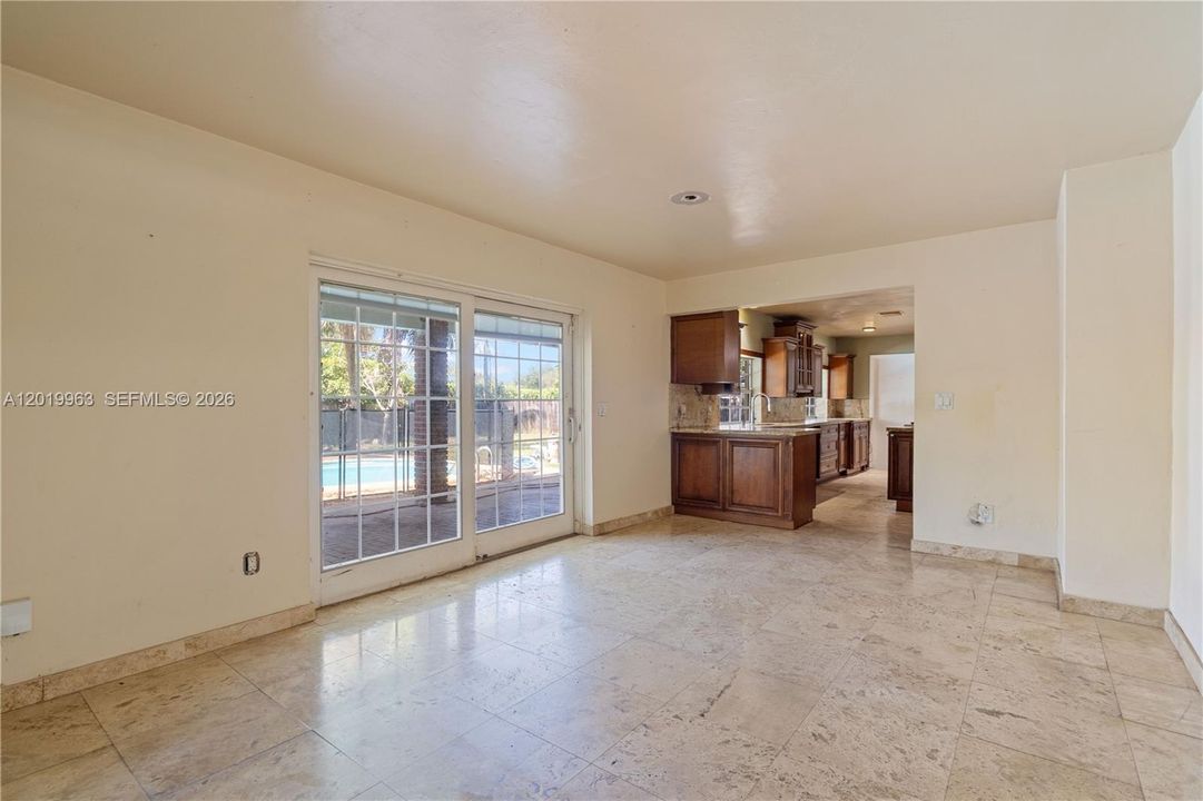 Activo con contrato: $946,000 (3 camas, 2 baños, 1860 Pies cuadrados)
