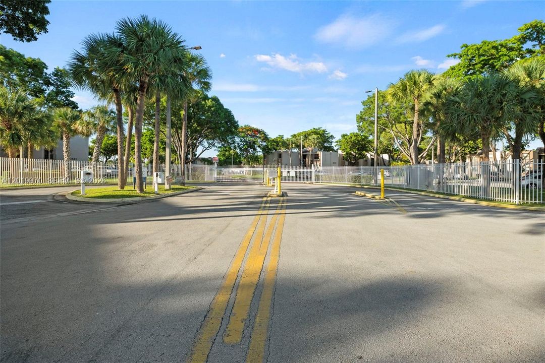 For Sale: $257,000 (2 beds, 1 baths, 760 Square Feet)