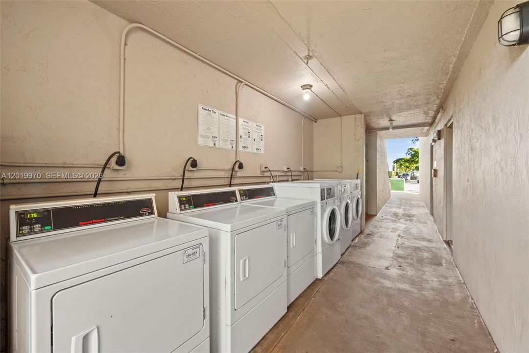 For Sale: $257,000 (2 beds, 1 baths, 760 Square Feet)