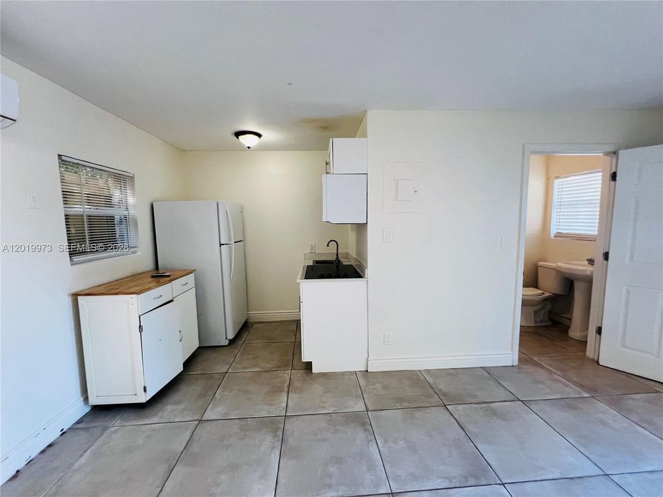 Active With Contract: $1,200 (0 beds, 1 baths, 285 Square Feet)