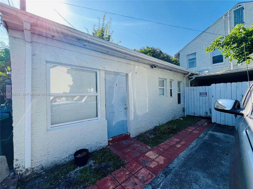 Active With Contract: $1,200 (0 beds, 1 baths, 285 Square Feet)