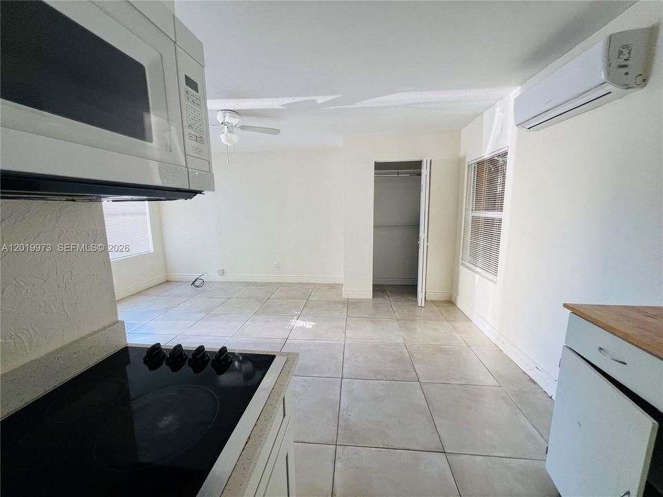 Active With Contract: $1,200 (0 beds, 1 baths, 285 Square Feet)