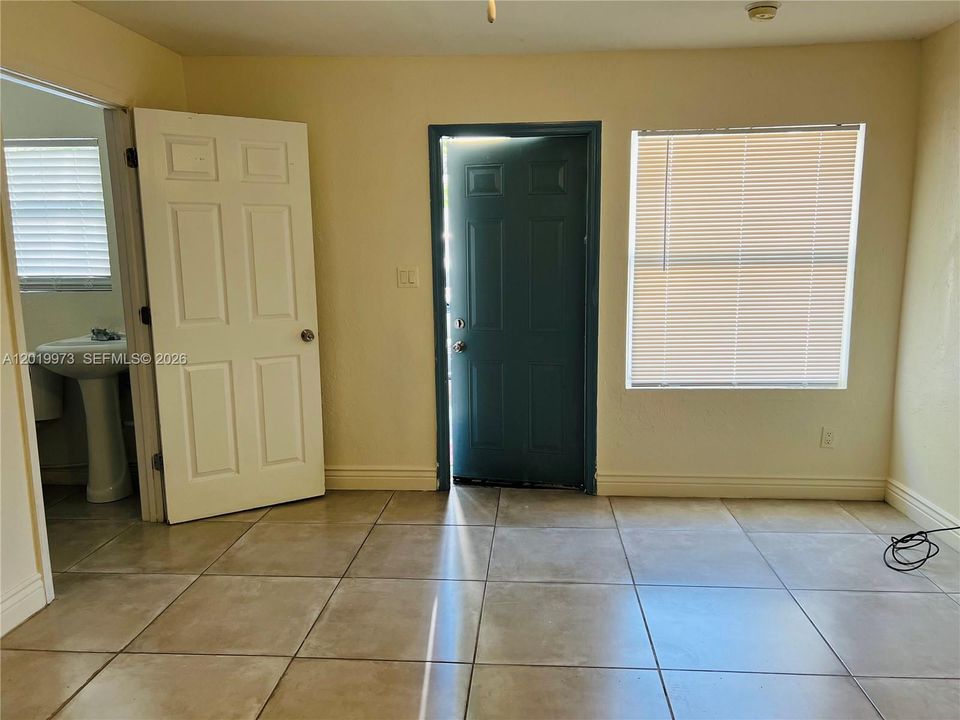 Active With Contract: $1,200 (0 beds, 1 baths, 285 Square Feet)