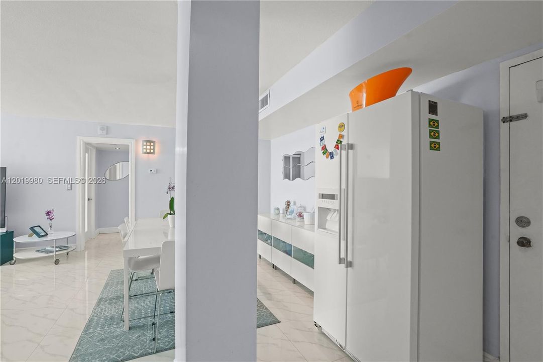 For Sale: $479,000 (1 beds, 2 baths, 1010 Square Feet)