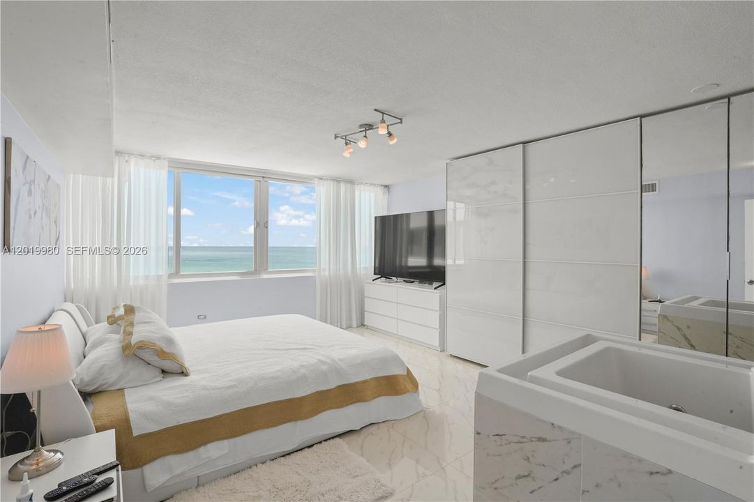 For Sale: $479,000 (1 beds, 2 baths, 1010 Square Feet)