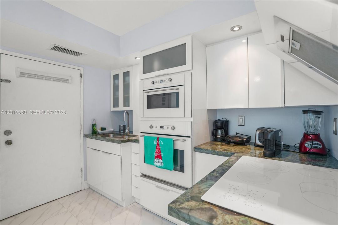 For Sale: $479,000 (1 beds, 2 baths, 1010 Square Feet)