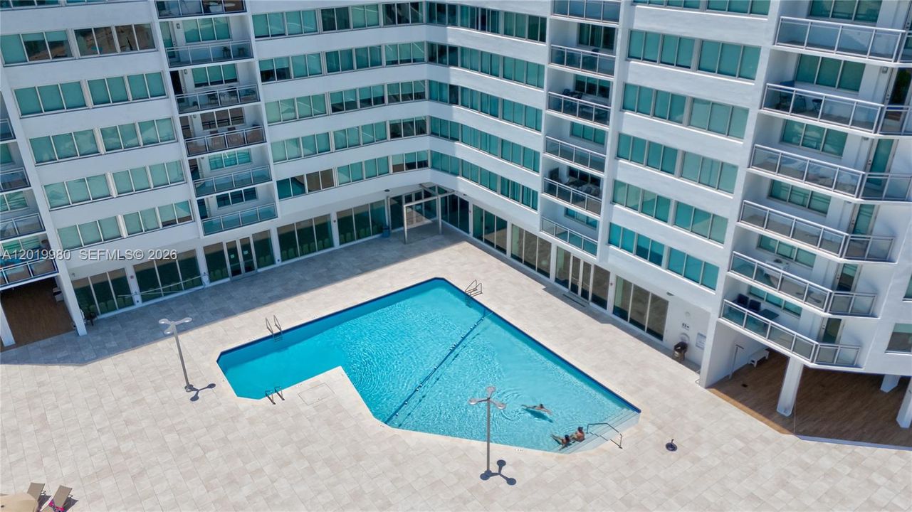 For Sale: $479,000 (1 beds, 2 baths, 1010 Square Feet)