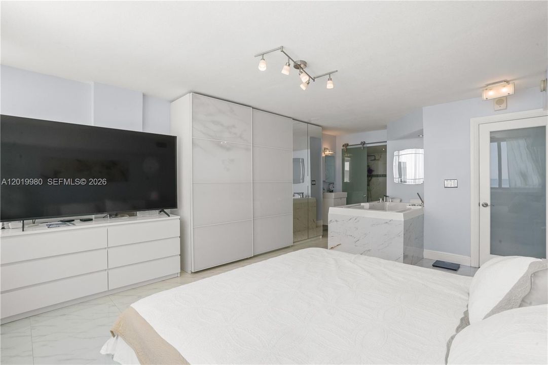 For Sale: $479,000 (1 beds, 2 baths, 1010 Square Feet)