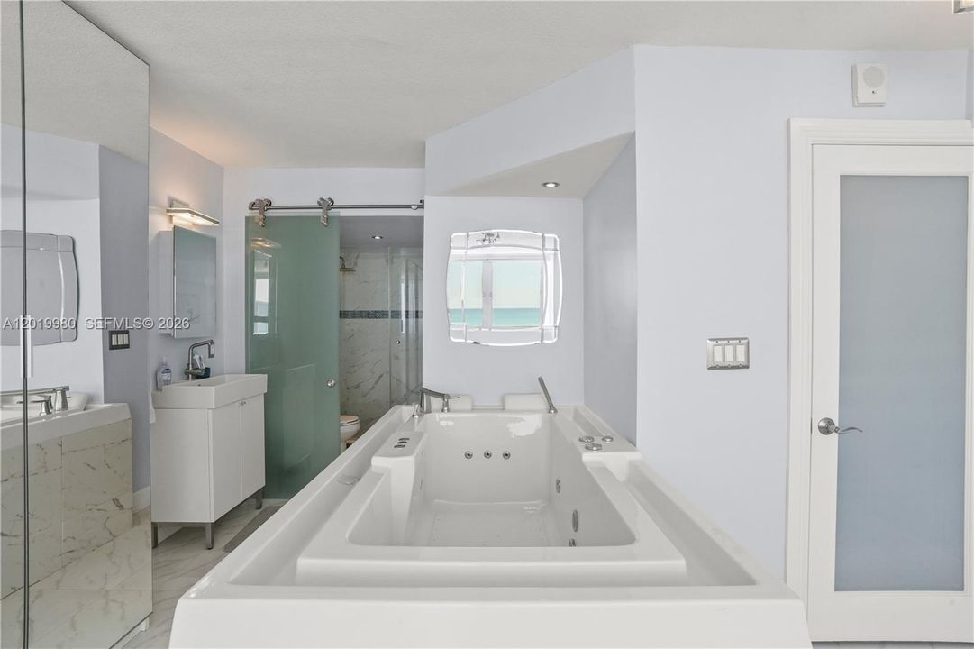 For Sale: $479,000 (1 beds, 2 baths, 1010 Square Feet)