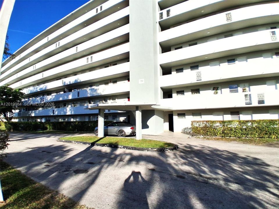 For Sale: $135,000 (1 beds, 1 baths, 1036 Square Feet)