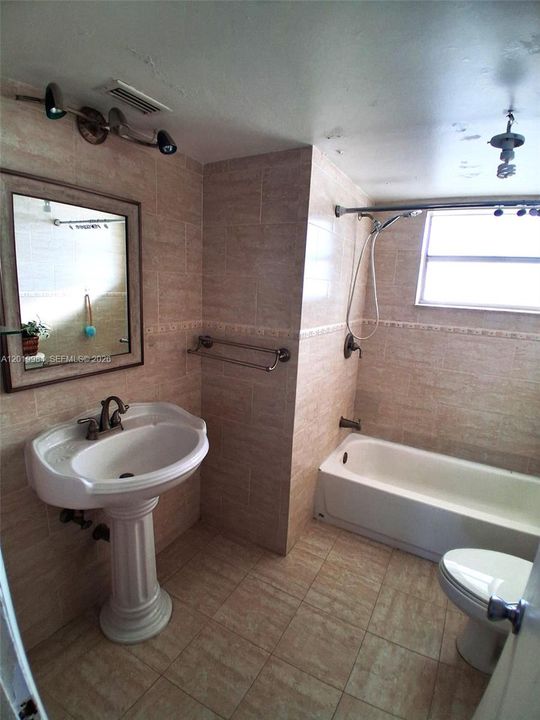 For Sale: $135,000 (1 beds, 1 baths, 1036 Square Feet)